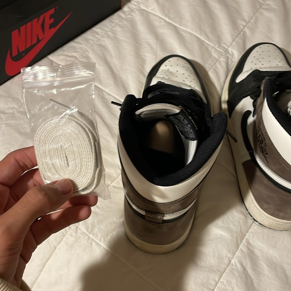 Jordan 1 High OG Mocha - Picture 6 of 8